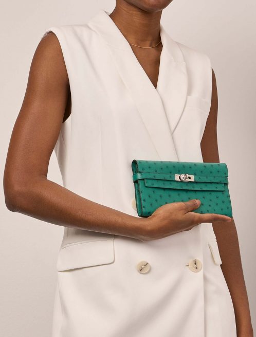 Hermès Kelly LongWallet VertVerone Sizes Worn | Sell your designer bag on Saclab.com