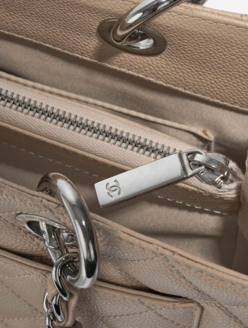 Chanel ShoppingTote Grand Beige Closing System  | Sell your designer bag on Saclab.com