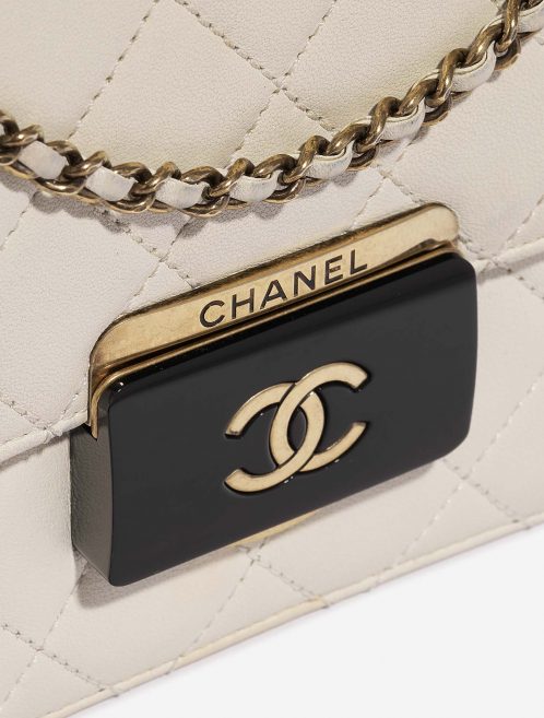 Chanel TimelessFlap Creme Closing System  | Sell your designer bag on Saclab.com