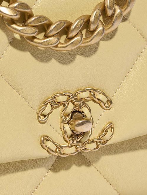 Chanel 19 FlapBag PastelYellow Closing System  | Sell your designer bag on Saclab.com