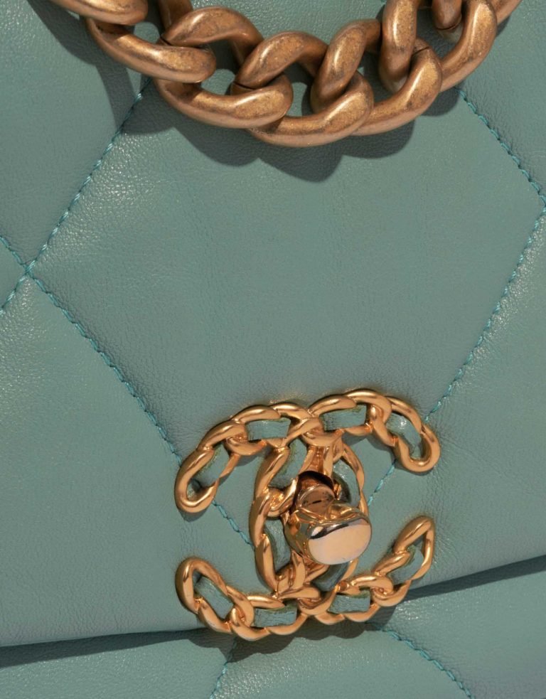 Chanel 19 LightGreen Closing System  | Sell your designer bag on Saclab.com