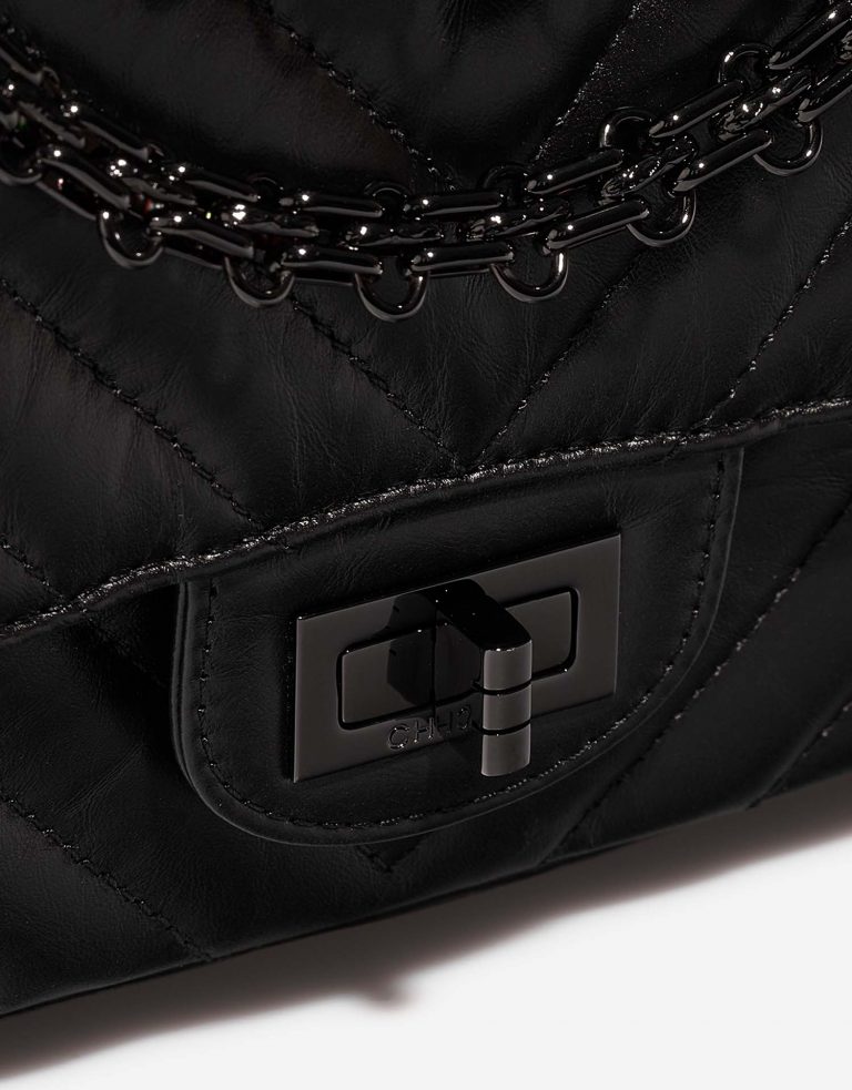 Chanel 255Reissue 225 Black Closing System  | Sell your designer bag on Saclab.com