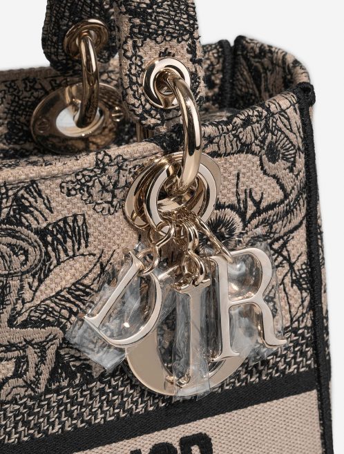 Dior Lady Medium Beige-Black Closing System  | Sell your designer bag on Saclab.com