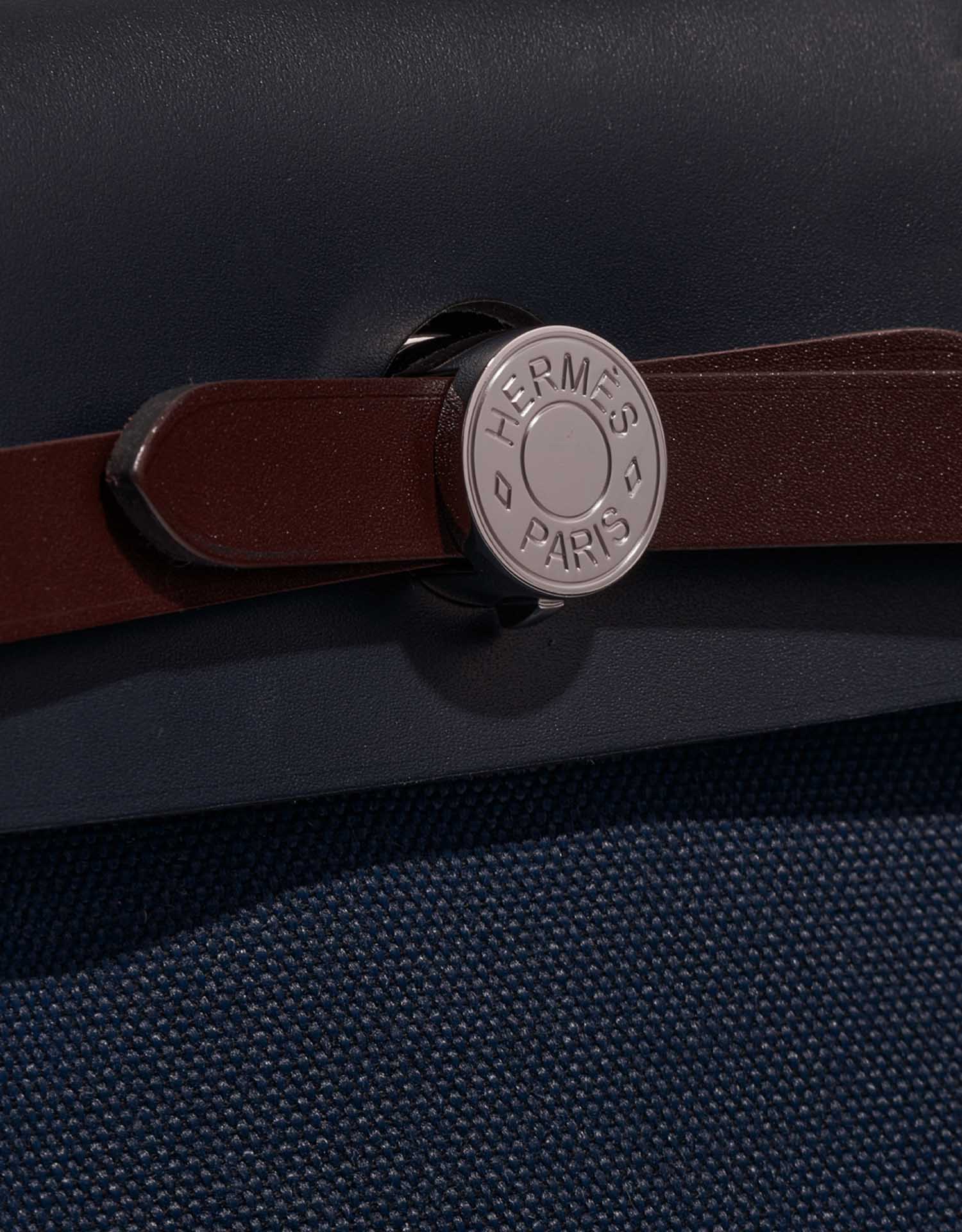 ネイビーブラウンのカラーがコーデに彩を添える Hermes Herbag31 ネイビーブラウンのカラーがコーデに彩を添える Hermes Herbag31