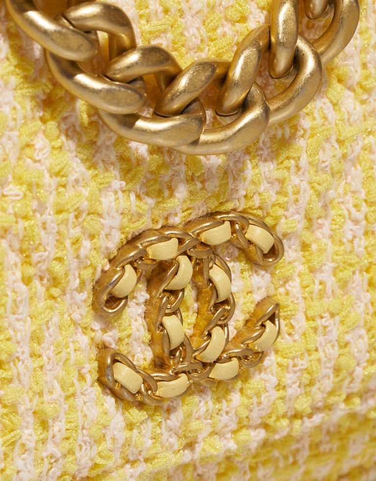 Chanel 19 WOC Yellow-Beige Closing System  | Sell your designer bag on Saclab.com