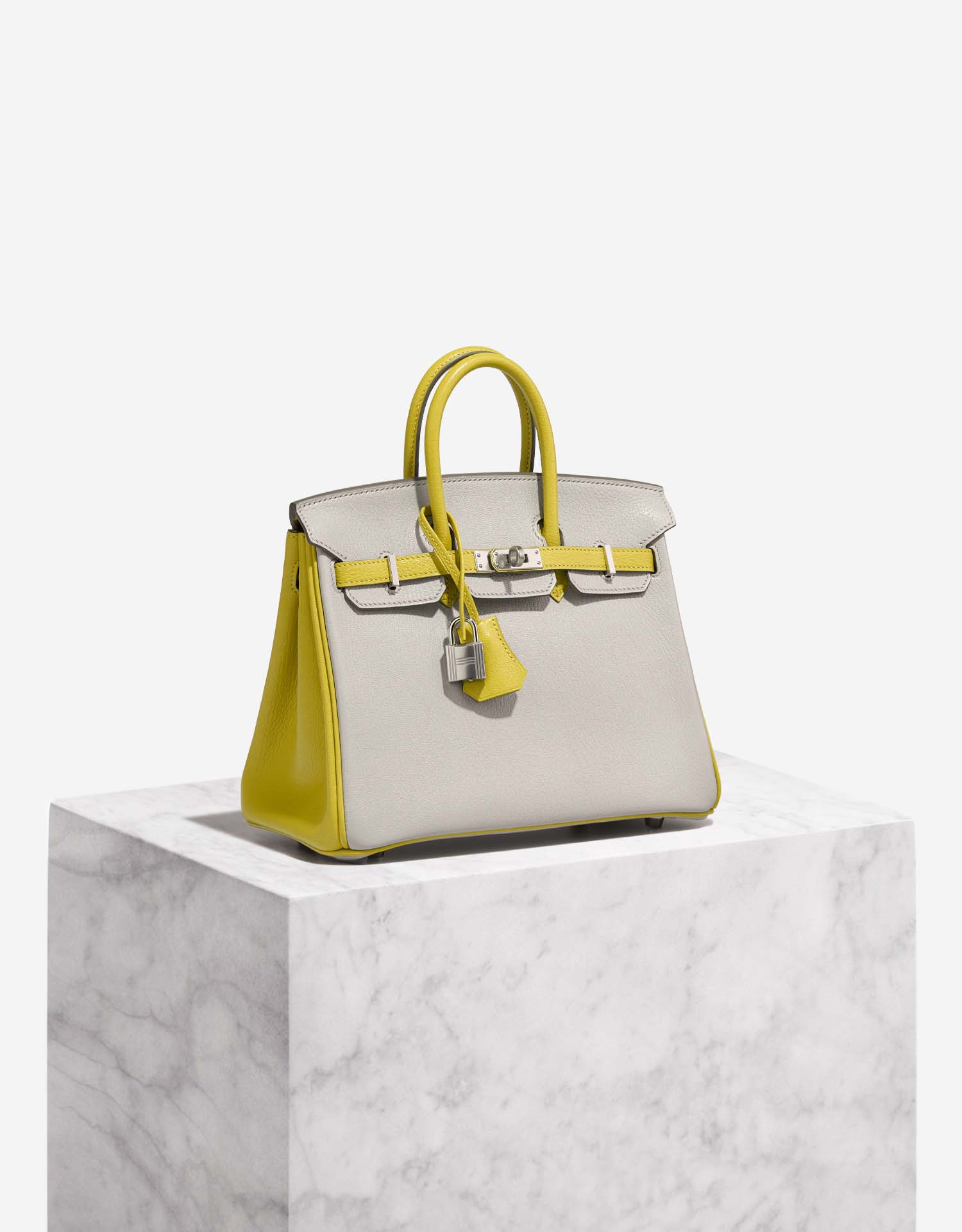 春先に淡いイエロー【HERMES】ジレ col camionneur イエロー（黄色）系 HERMES(エルメス) ベスト・ジレ(レディース