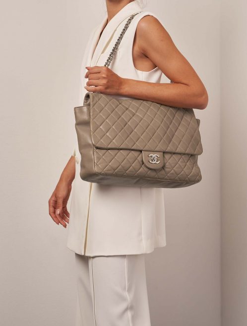 Chanel Timeless Maxi Beige Sizes Worn | Sell your designer bag on Saclab.com