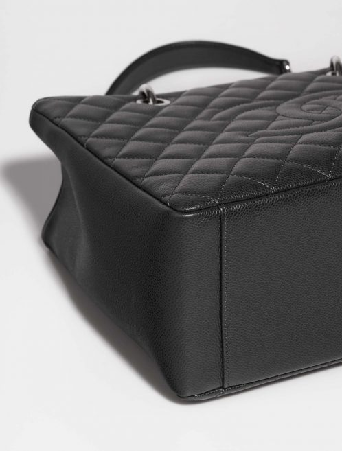 Chanel GST Charcoal signs of wear | Sell your designer bag on Saclab.com