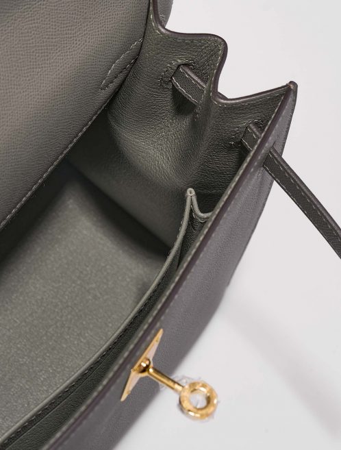 Hermès Kelly 25 VertAmande Inside  | Sell your designer bag on Saclab.com