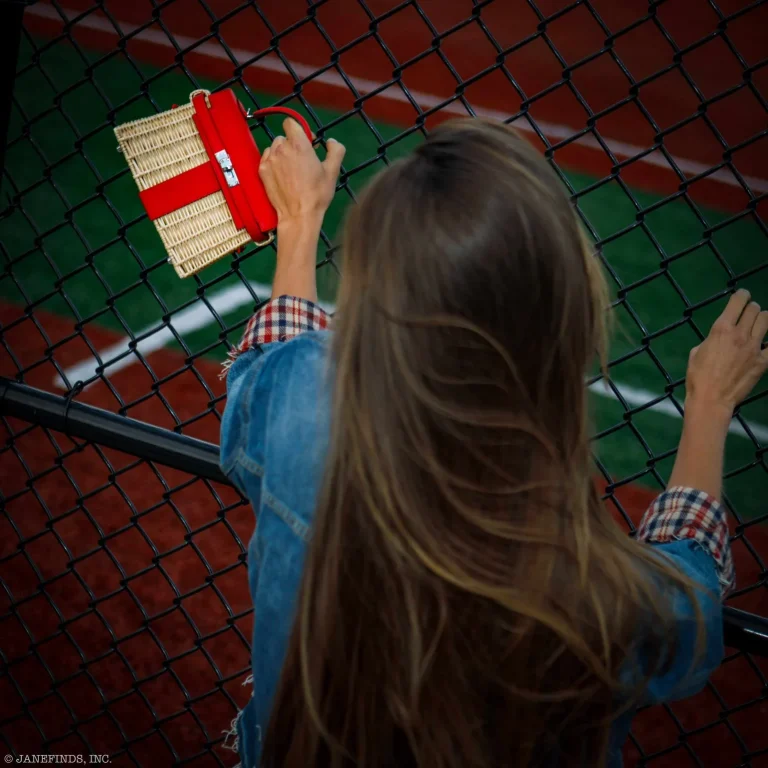 Kelly Picnic Rouge de Coeur. Image JaneFinds copy