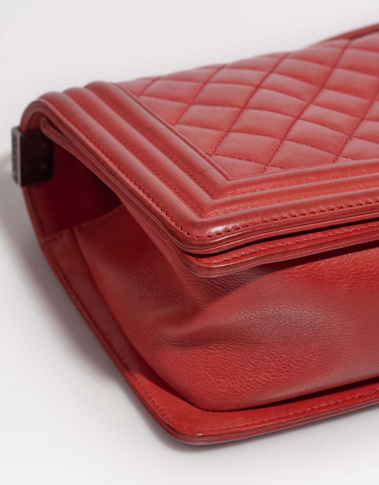 Chanel Boy OldMedium Red signs of wear| Sell your designer bag on Saclab.com