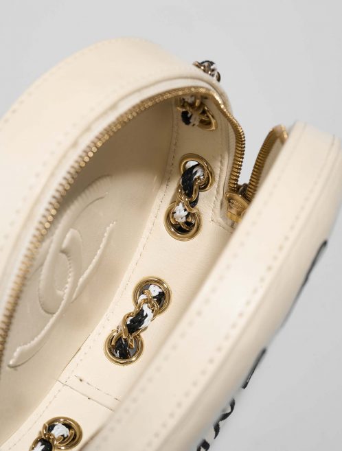 Chanel Cruise19LaPausaLifeSaverRound Black-White Inside  | Sell your designer bag on Saclab.com
