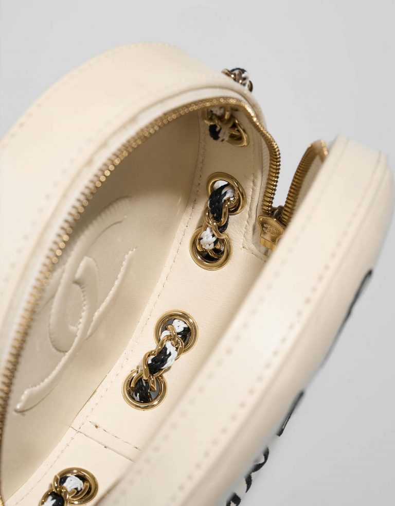 Chanel Cruise19LaPausaLifeSaverRound Black-White Inside  | Sell your designer bag on Saclab.com