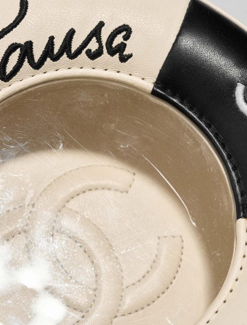 Chanel Cruise19LaPausaLifeSaverRound Black-White signs of wear | Sell your designer bag on Saclab.com