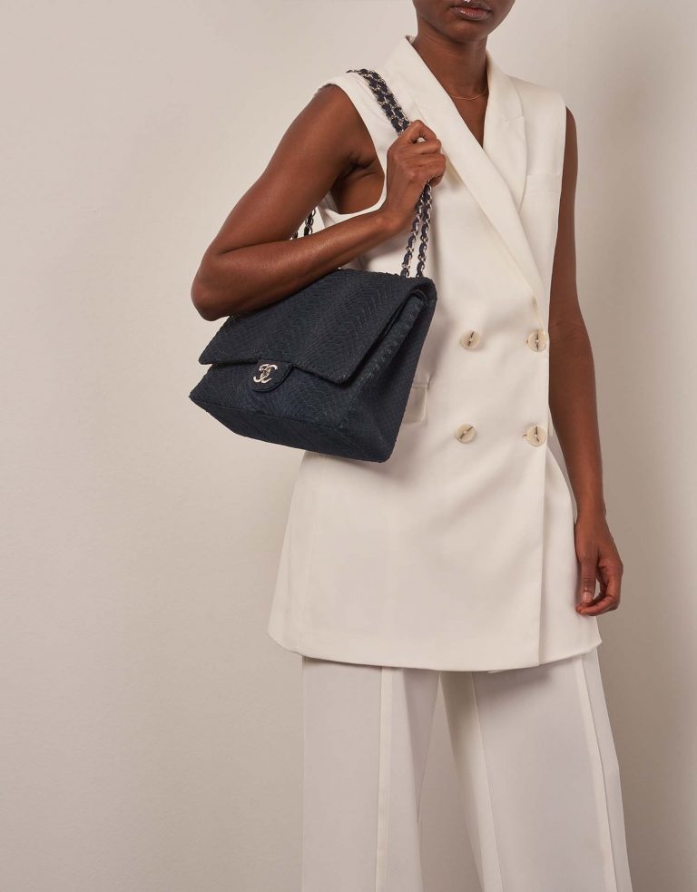 Chanel Timeless Maxi DarkBlue Sizes Worn | Sell your designer bag on Saclab.com