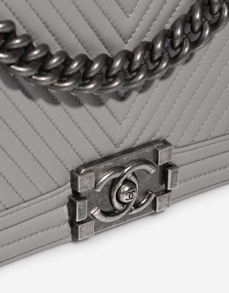 Chanel Boy OldMedium LightGray Closing System  | Sell your designer bag on Saclab.com