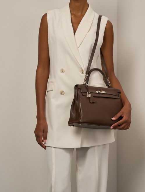 Hermès Kelly 32 Cacao Sizes Worn | Sell your designer bag on Saclab.com