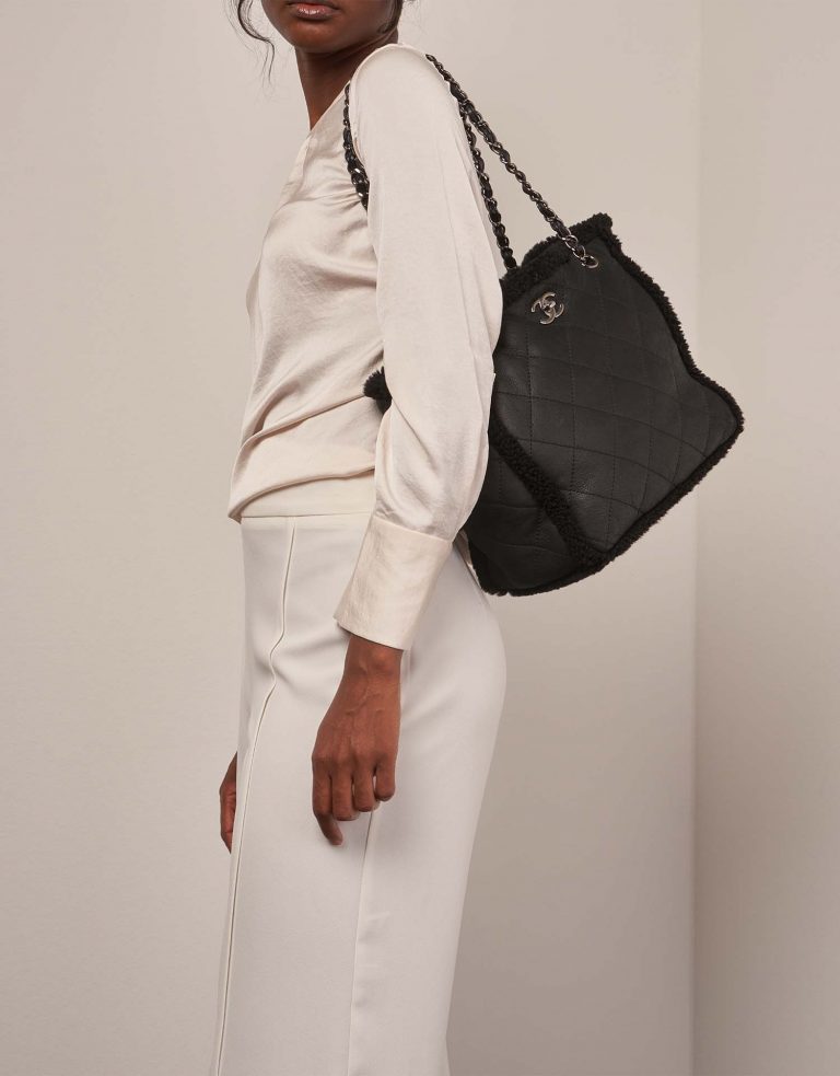 Chanel ShoppingTote Medium Black on Model | Sell your designer bag on Saclab.com
