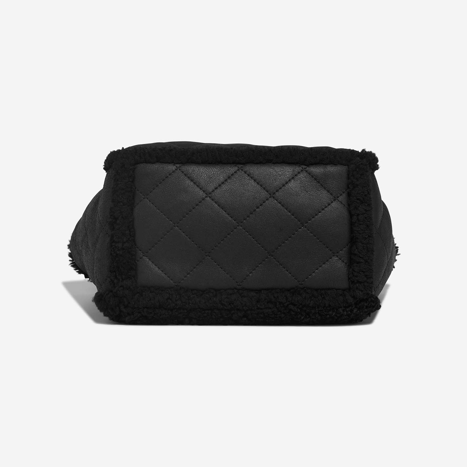 Chanel Shopping Tote Medium Shearling / Lamb Black | SACLÀB