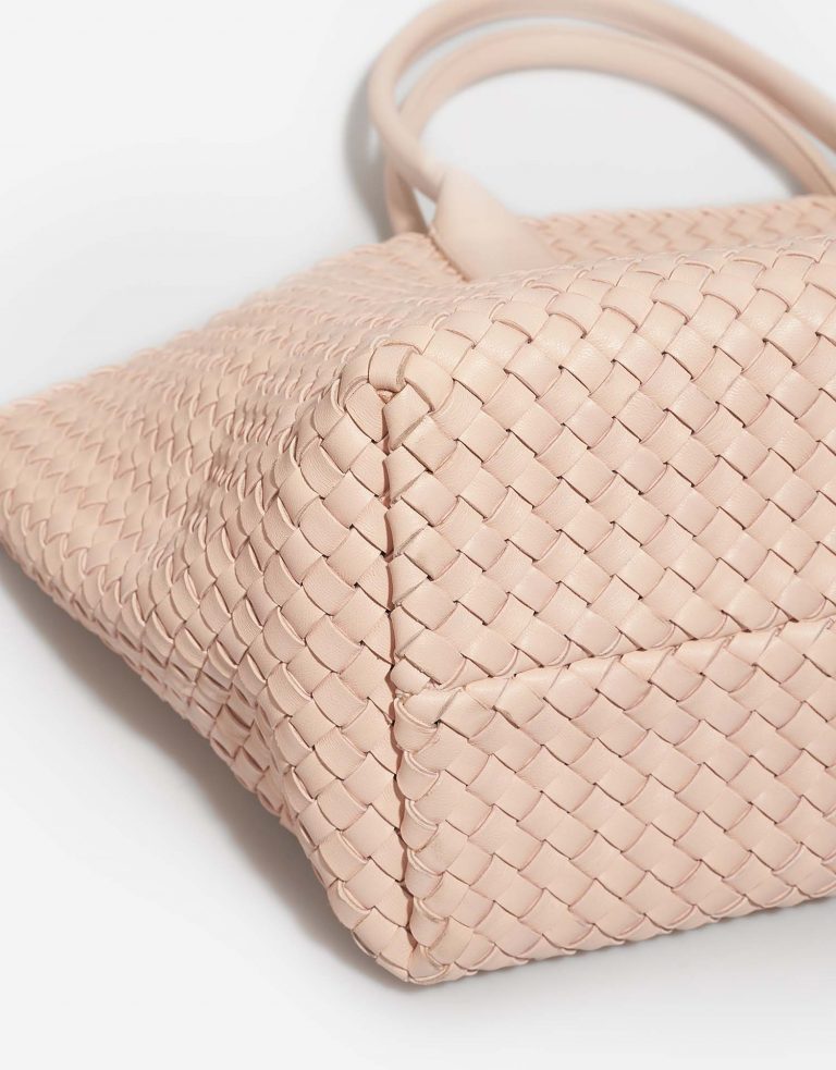 BottegaVeneta Cabat Medium Melon signs of wear| Sell your designer bag on Saclab.com