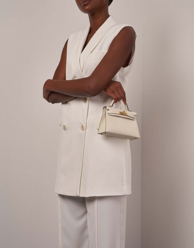 Hermès Kelly Mini Nata on Model | Sell your designer bag on Saclab.com