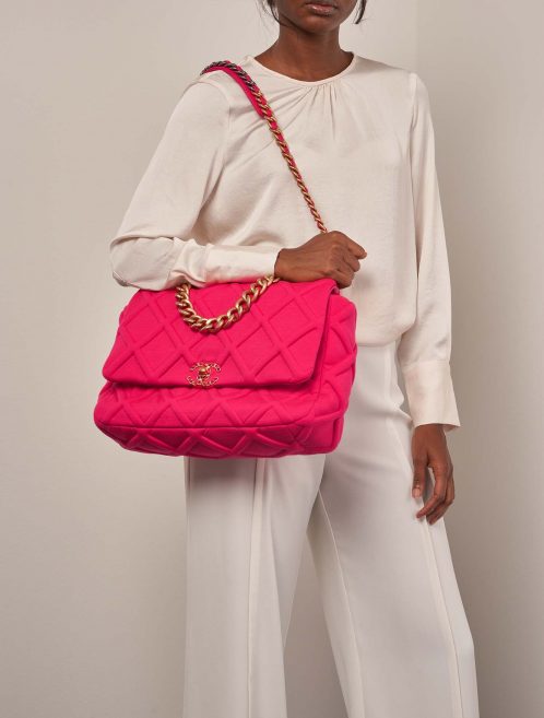 Chanel 19 MaxiFlapBag HotPink on Model | Sell your designer bag on Saclab.com