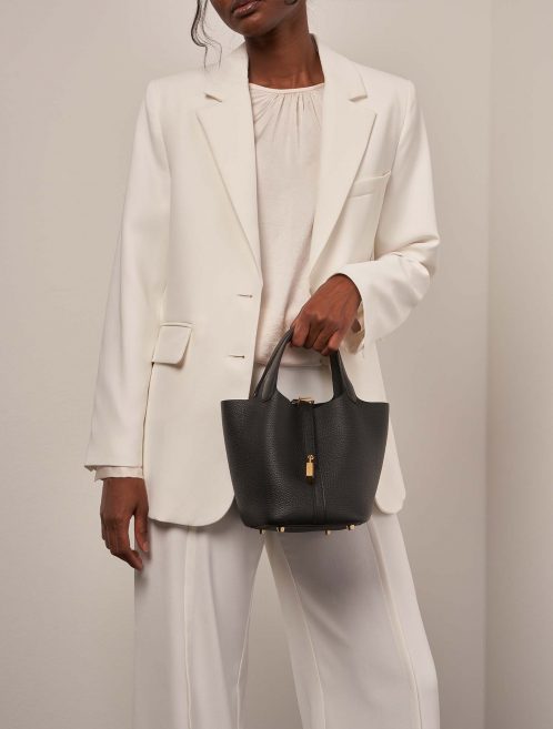 Hermès Picotin 18 Black on Model | Sell your designer bag on Saclab.com