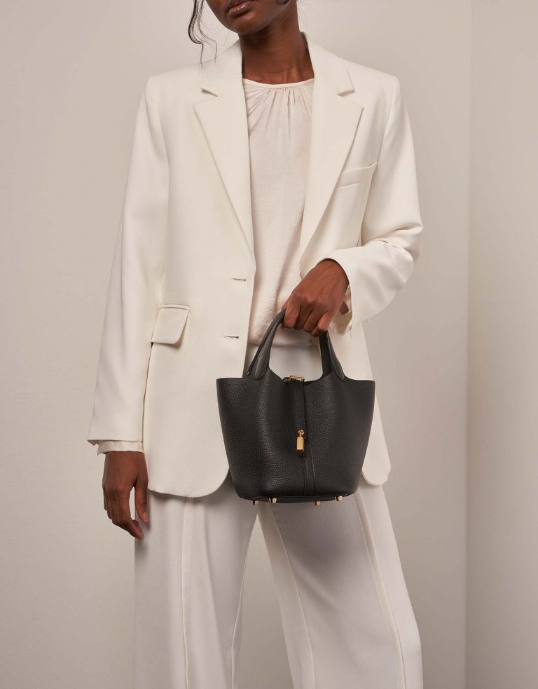 Hermès Picotin 18 Black on Model | Sell your designer bag on Saclab.com