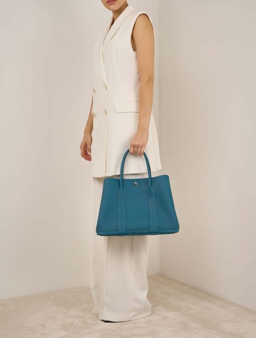 Hermès GardenParty 36 Cobalt on Model | Sell your designer bag on Saclab.com