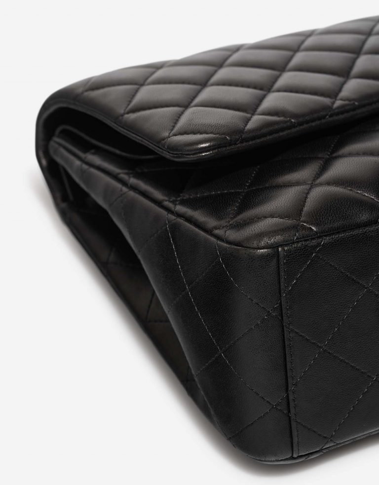 Chanel Timeless Maxi Black signs of wear| Sell your designer bag on Saclab.com