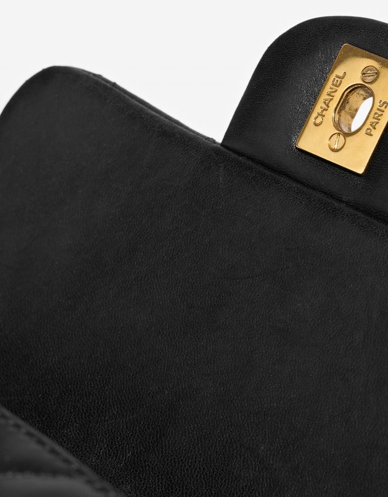 Chanel Timeless MiniSquare Black signs of wear| Sell your designer bag on Saclab.com