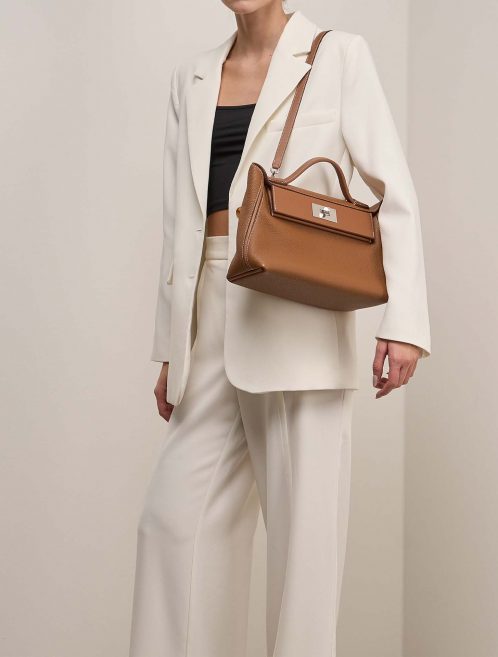 Hermès 24-24 29 Gold on Model | Sell your designer bag on Saclab.com