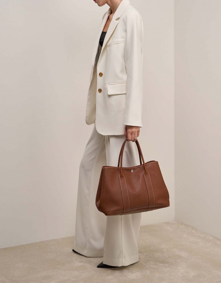 Hermès GardenParty 36 Fauve on Model | Sell your designer bag on Saclab.com