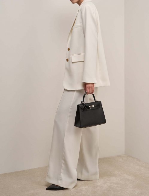 Hermès Kelly 25 Black on Model | Sell your designer bag on Saclab.com