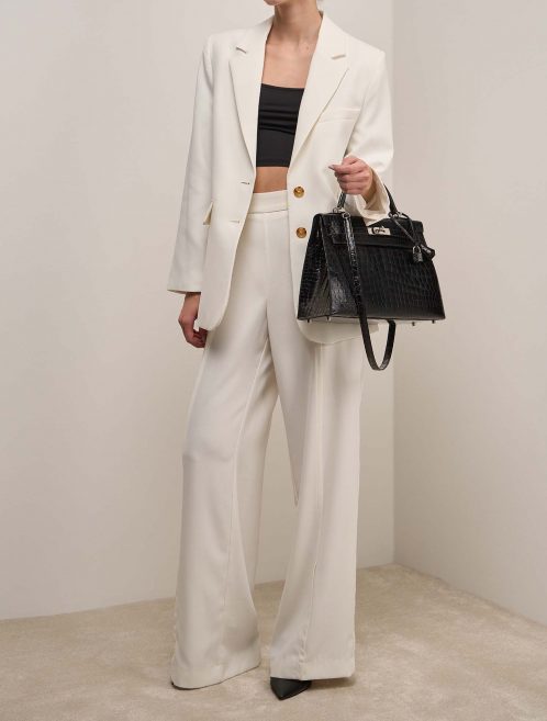 Hermès Kelly 32 Black on Model | Sell your designer bag on Saclab.com