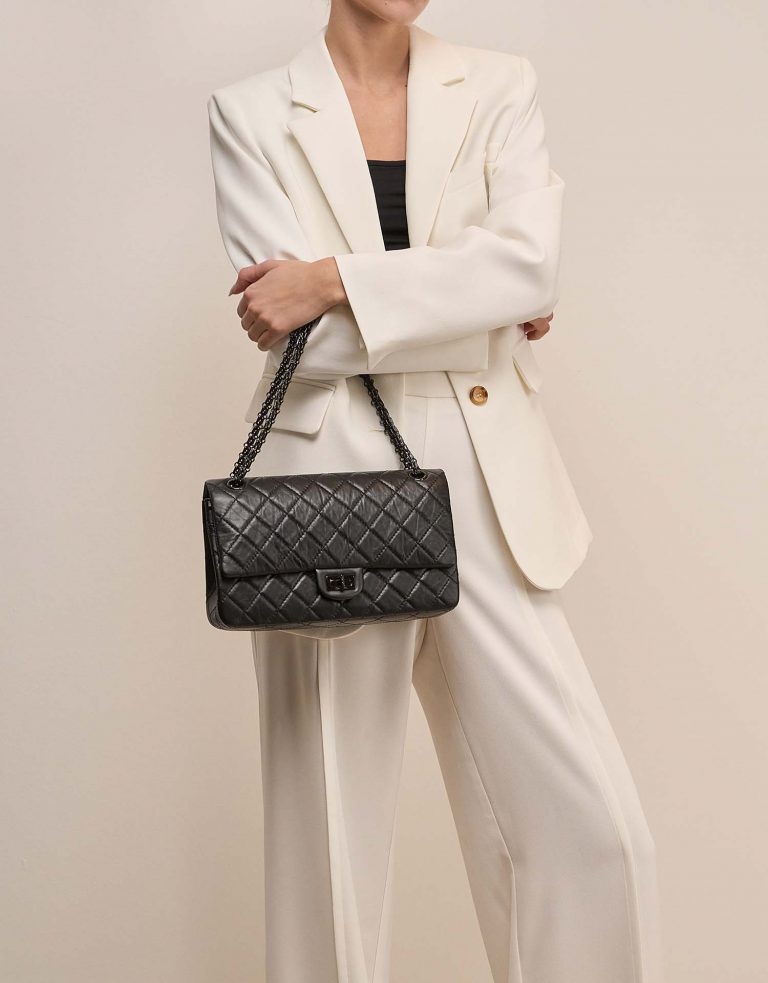 Chanel 255Reissue 226 Black on Model | Sell your designer bag on Saclab.com