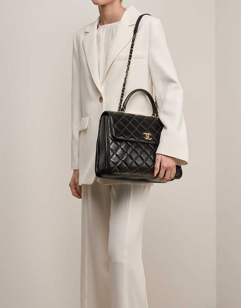 Chanel TrendyCC Large Black on Model | Sell your designer bag on Saclab.com