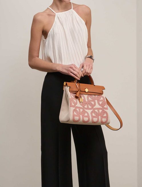 Hermès Herbag 31 OrangeMecano-EcruBeige-Naturel on Model | Sell your designer bag on Saclab.com