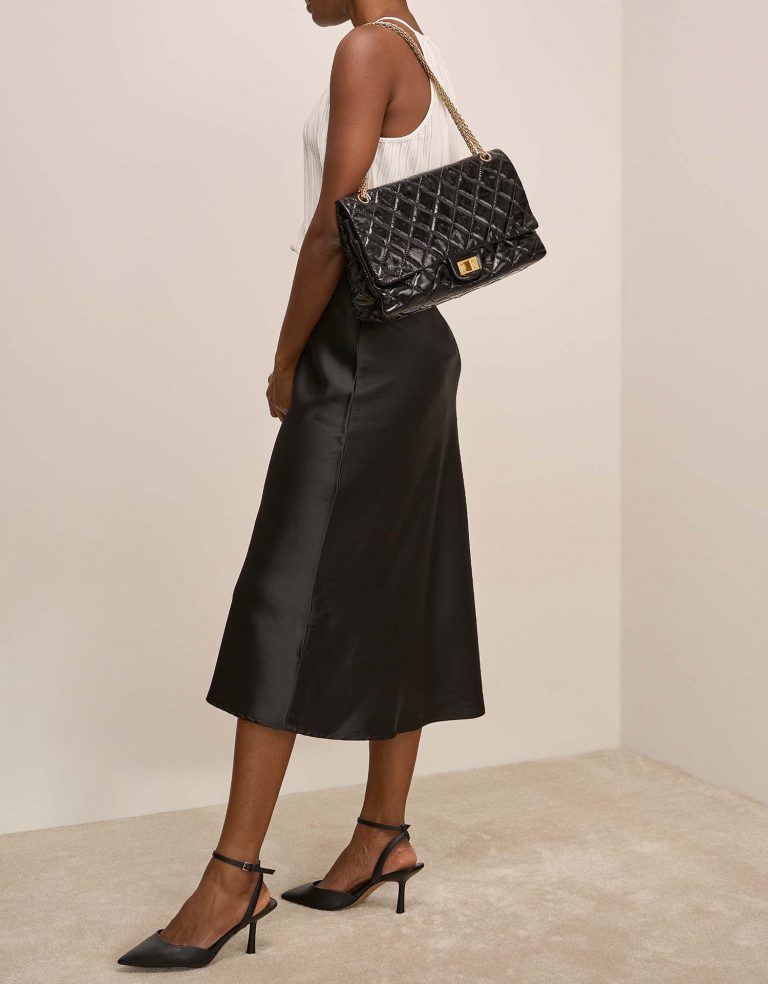 Chanel 255Reissue Black on Model | Sell your designer bag on Saclab.com