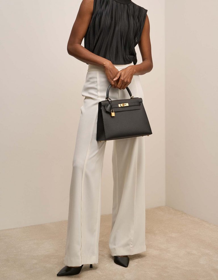 Hermès Kelly 28 Black on Model | Sell your designer bag on Saclab.com