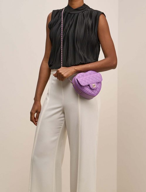 Chanel TimelessHeart Medium Violet on Model | Sell your designer bag on Saclab.com