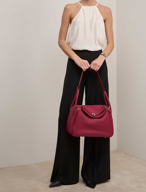 Hermès Lindy 34 Rubis on Model | Sell your designer bag on Saclab.com