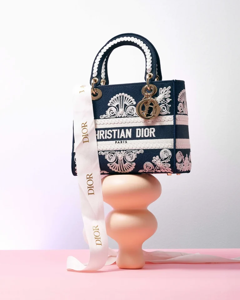 A medium Dior D-Lite in white and blue, sold on saclab.com