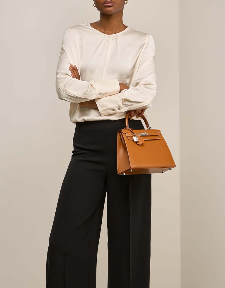 Hermès Kelly 25 SableNaturel on Model | Sell your designer bag on Saclab.com