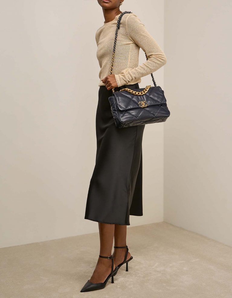 Chanel 19 Large DarkBlue on Model | Sell your designer bag on Saclab.com