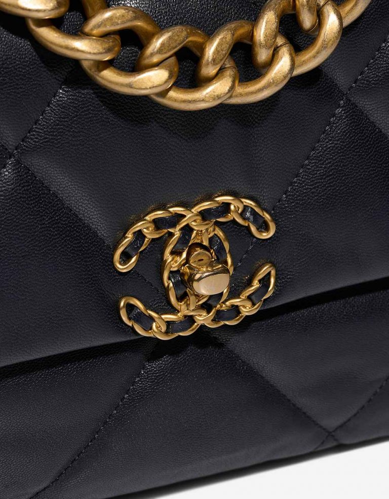 Chanel 19 Large DarkBlue Closing System  | Sell your designer bag on Saclab.com