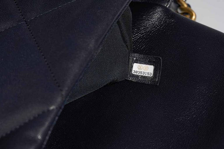Chanel 19 Large DarkBlue D6 | Sell your designer bag on Saclab.com
