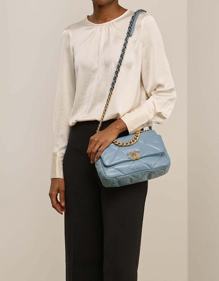 Chanel 19 Medium LightBlue on Model | Sell your designer bag on Saclab.com