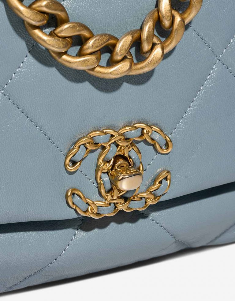 Chanel 19 Medium LightBlue Closing System  | Sell your designer bag on Saclab.com