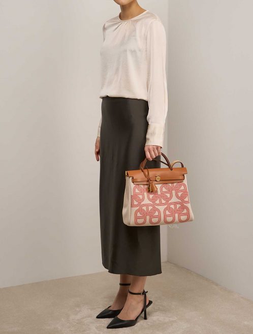 Hermès Herbag 31 OrangeMecano-Ecru-Beige-Naturel on Model | Sell your designer bag on Saclab.com